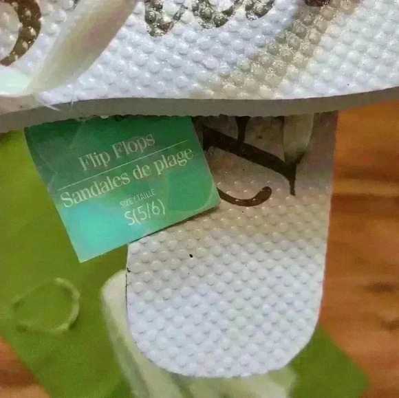 Bride flip flops, comb short veil with pearl accents, comb tiara, and sash set! - Picture 4 of 13